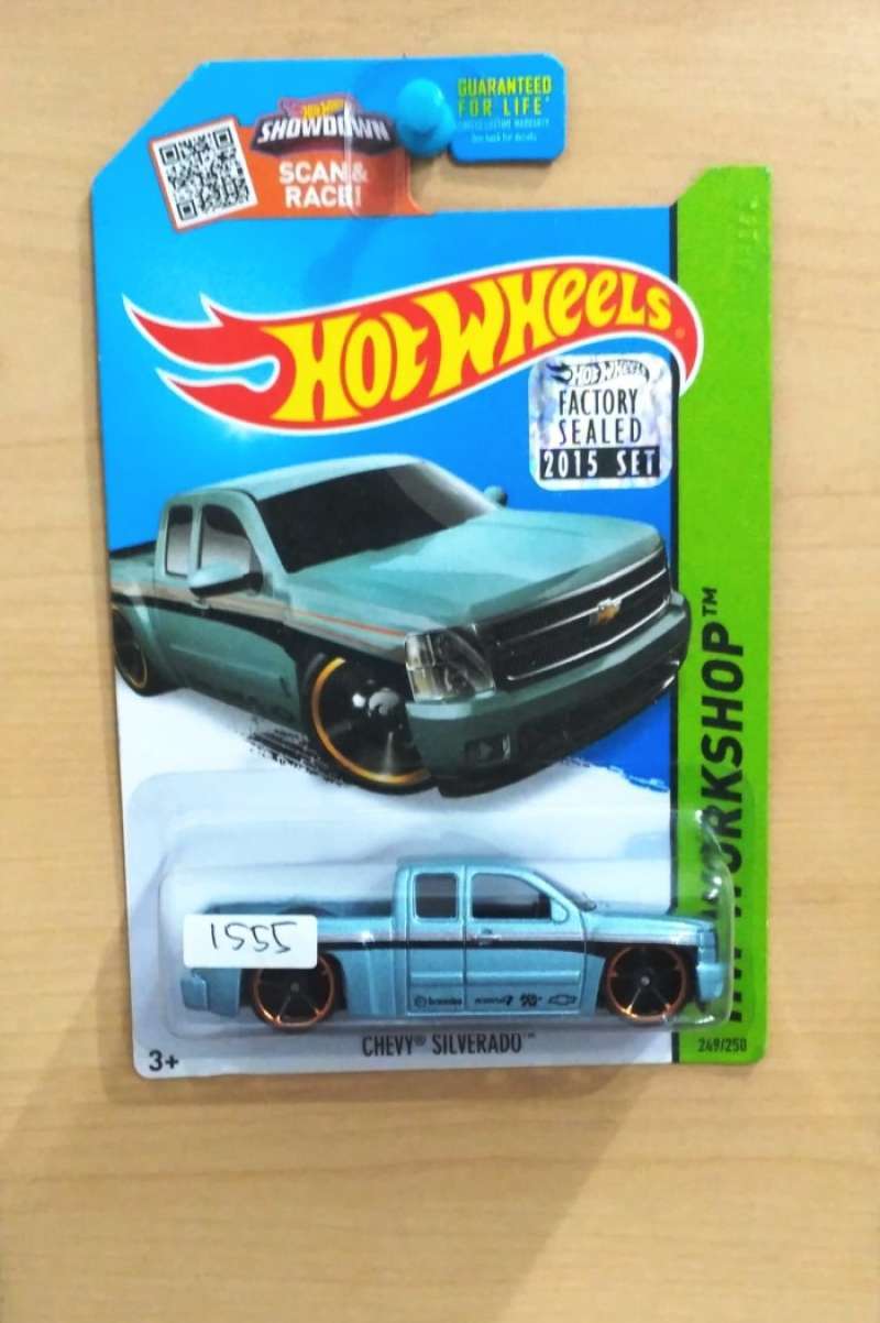 Promo HOT WHEELS CHEVY SILVERADO LIGHT BLUE FACTORY SEALED 2015 LOT P 249 LUTOFIA Diskon 50