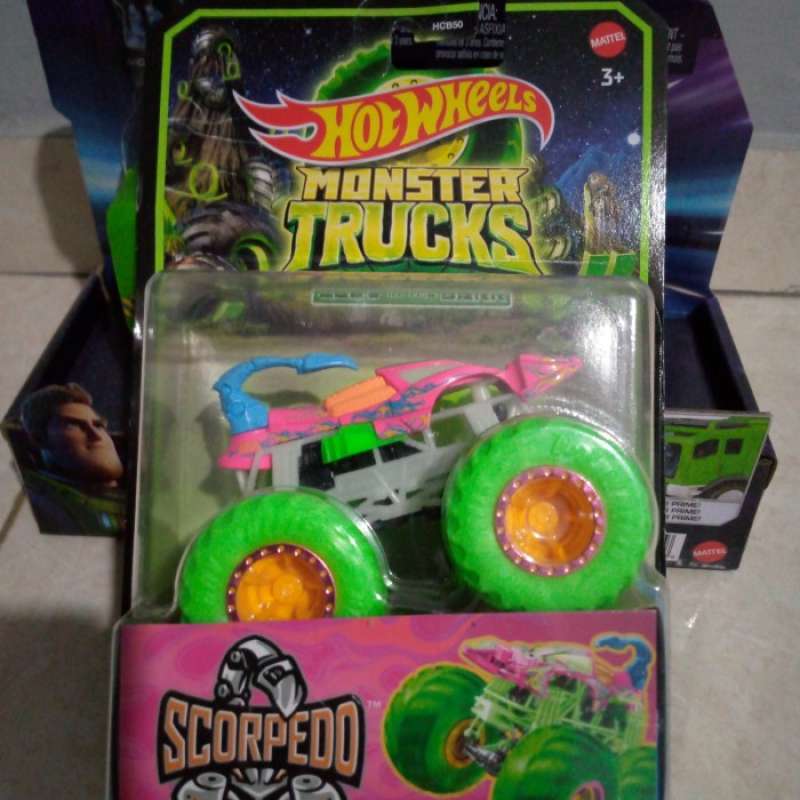 Promo HOTWHEELS HOT WHEELS MONSTER TRUCKS TRUCK SCORPEDO LUTOFIA Glow In The Dar Diskon 50