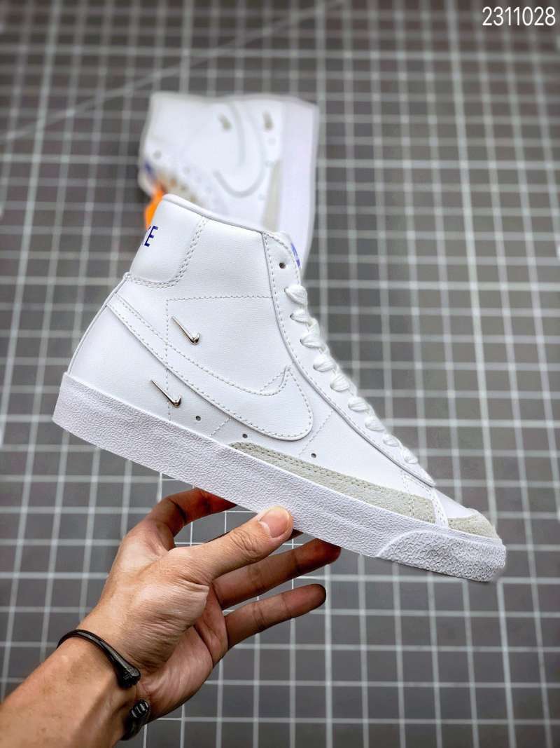 Jual Nike Blazer Mid 77 se chrome Luxe white blue silver standard true  aluminum sulfide last fabric splicing blazer is popular for its chic and  simple de - 42 di Seller Cai Wu - | Blibli