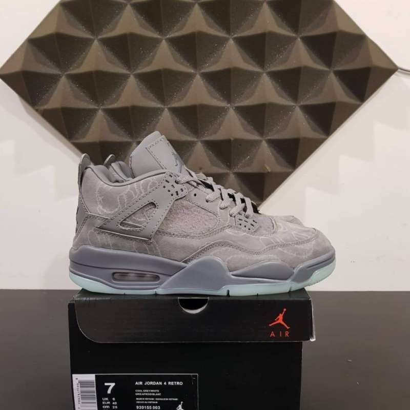 kaws x jordan 4
