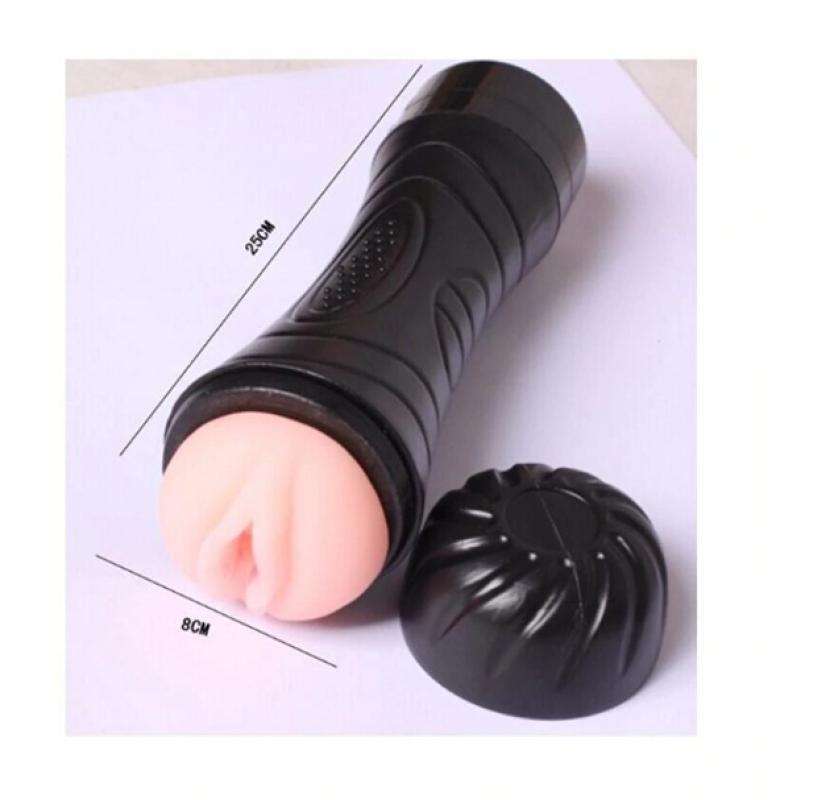 Plyajdagi yalangoch qizlarning mushuklari fotosuratlari