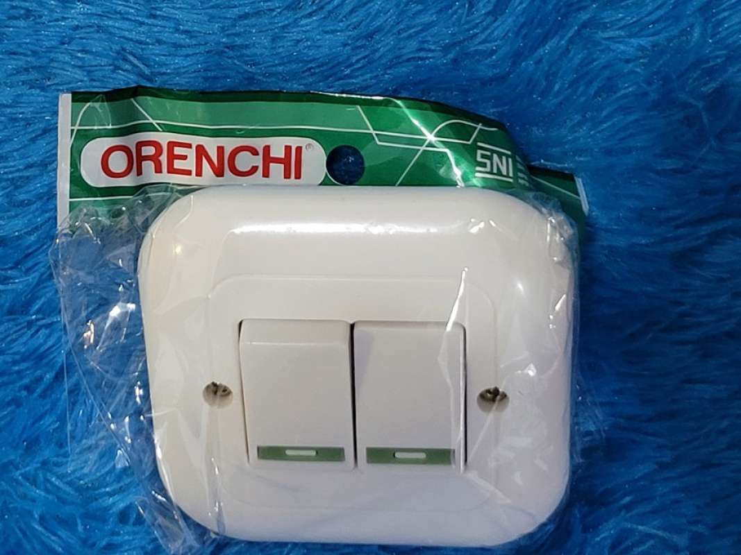 Yosh yigitlar jinsiy olatni silaydilar