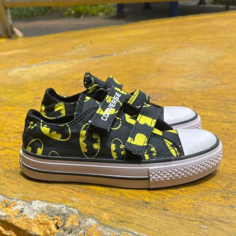 Converse on sale a motif
