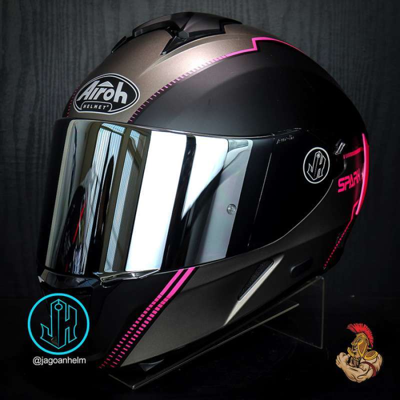 Airoh 2025 helm pink
