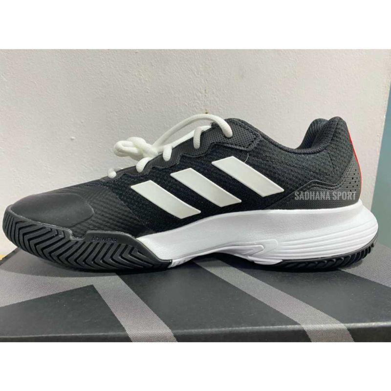Foto sepatu olahraga adidas 2025