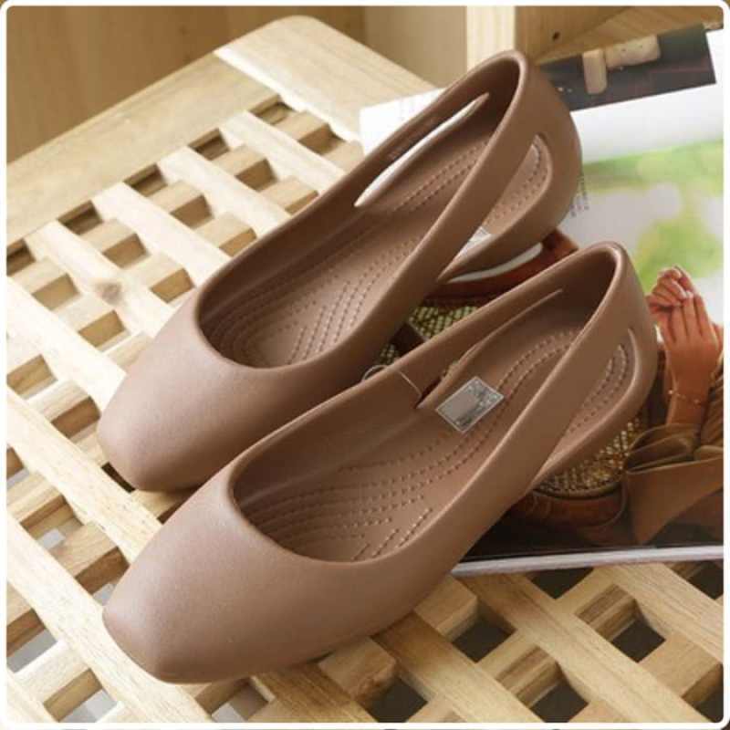 Crocs flat shoes 2025