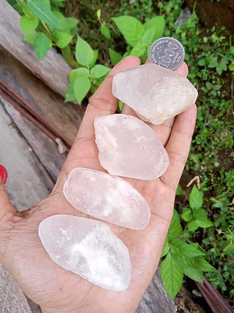 Jual Batu Kecubung Es / Kinyang / ice Quartz ( Rough / Bahan Batu Permata  Natural asli Belitung ) di Seller Allen-Shop - Purus, Kota Padang | Blibli