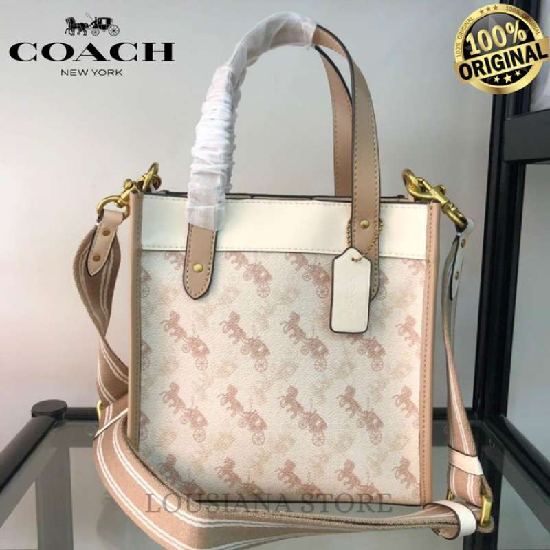 coach tote with horse and carriage