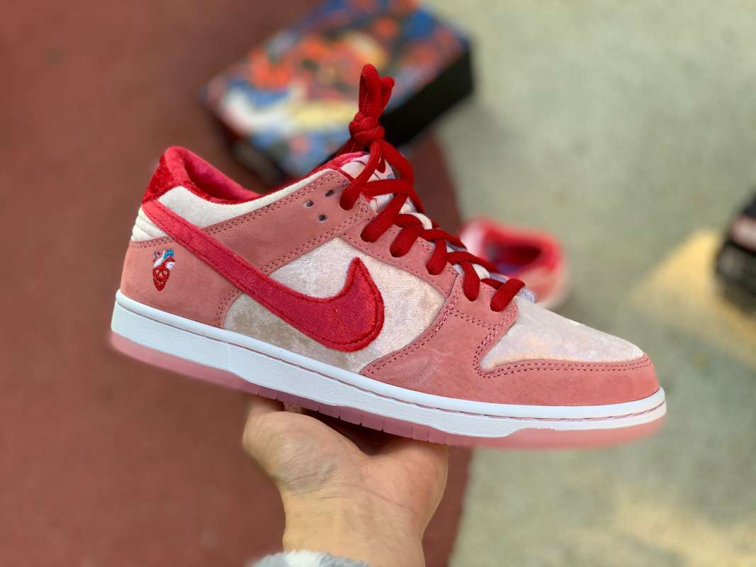 nike sb dunk low retail