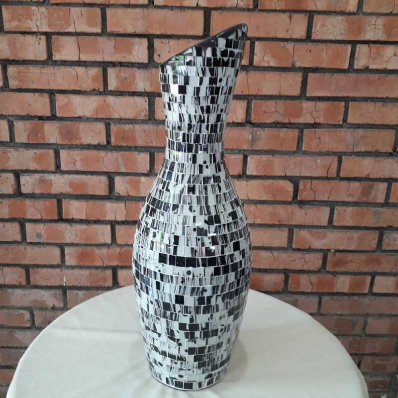 vase interior mozaik putih hitam l