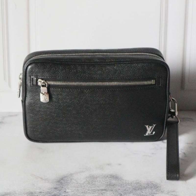 LOUIS VUITTON Taiga Pochette Kasai Black 1292840