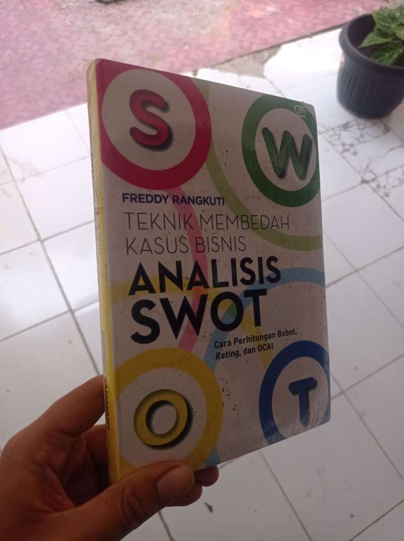 buku teknik membedah kasus bisnis analisis SWOT Freddy rangkuti