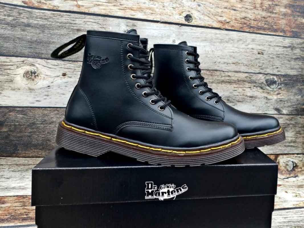 Sepatu doc marten on sale