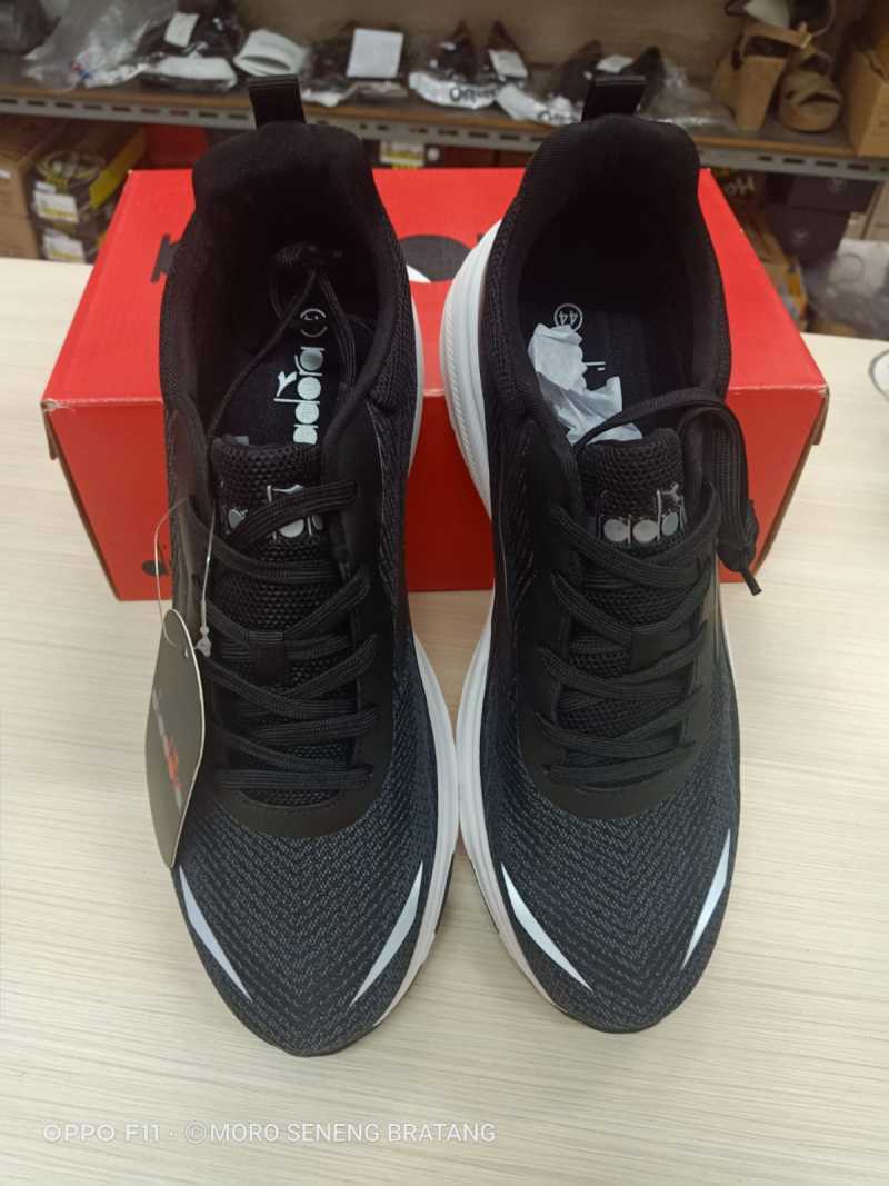 Sepatu store sneakers diadora