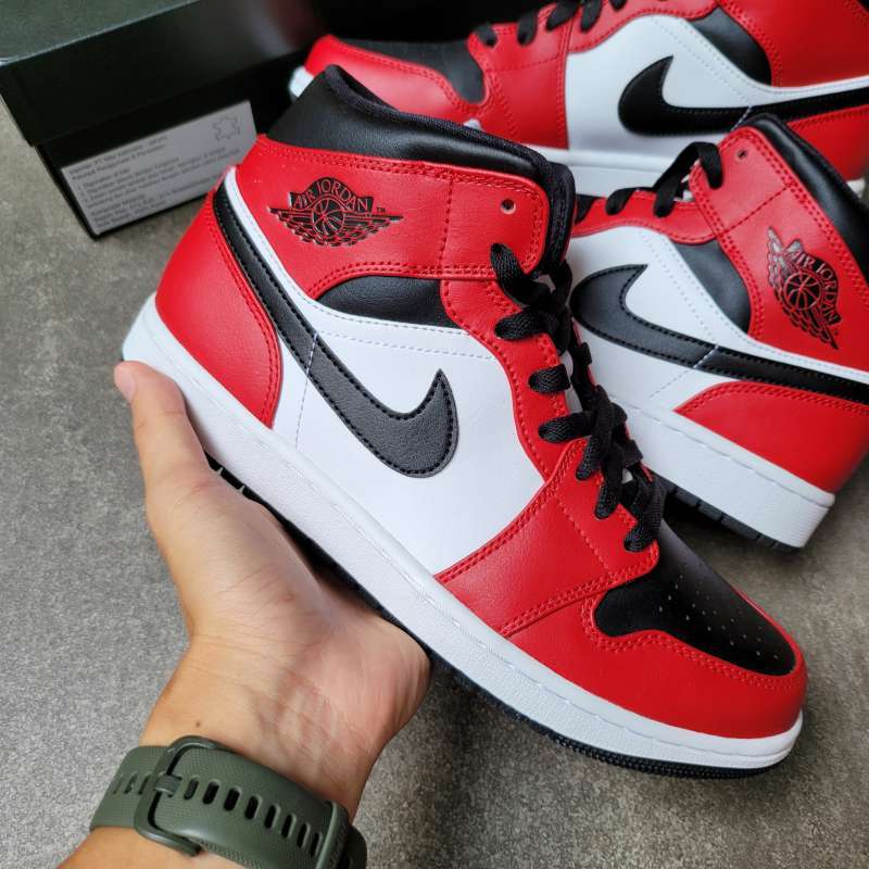 靴 NIKE AIR JORDAN 1 MID CHICAGO BLACK TOE NIKE AIR JORDAN 1 MID 