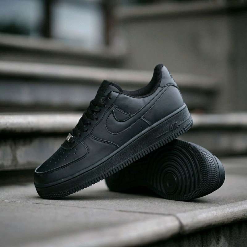 Jual SEPATU SNEAKERS PRIA NIKE AIR FORCE 1 FULL BLACK di Seller Qyyu  store99 - Kresek, Kab. Tangerang | Blibli