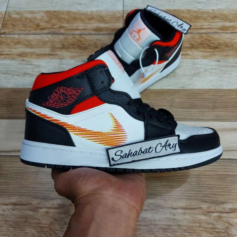 Promo Nike Air Jordan 1 Mid Zig Zag Original - Sepatu Sneakers Pria Keren  Buat Gaya Casual Terbaru 2022 Original Asli Sneakers di Seller Rdwan Jkt  Store - Kota Jakarta Pusat, DKI Jakarta | Blibli