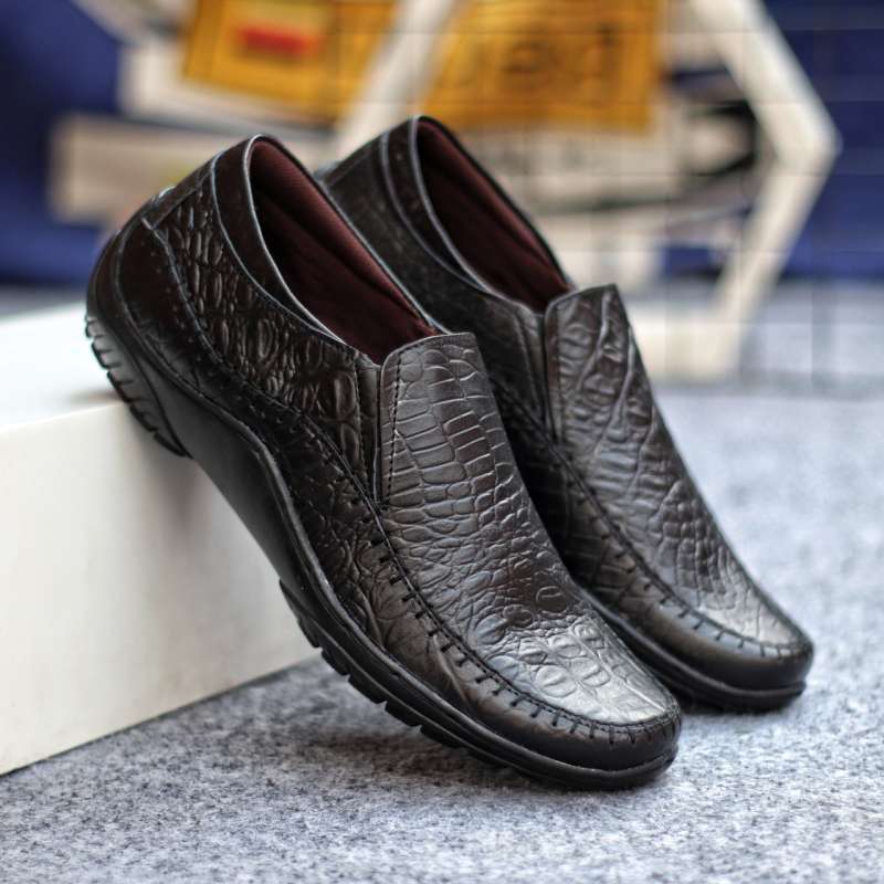 Sepatu slip sales on crocodile