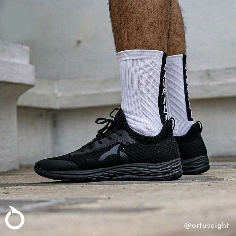 Sepatu shop running black