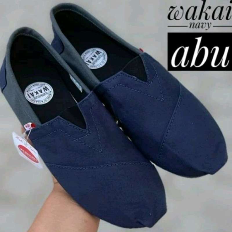 Wakai slip on pria online