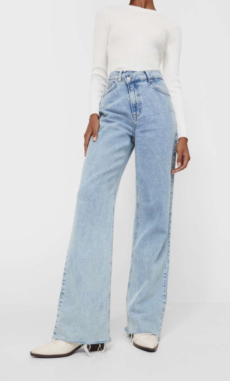Straight fit jeans with asymmetric 