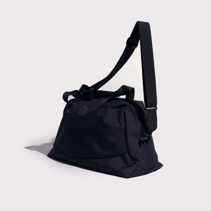 Spring outlet peeper holdall