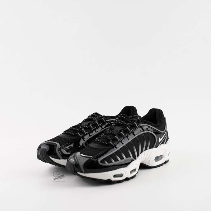 tailwind 4 black white