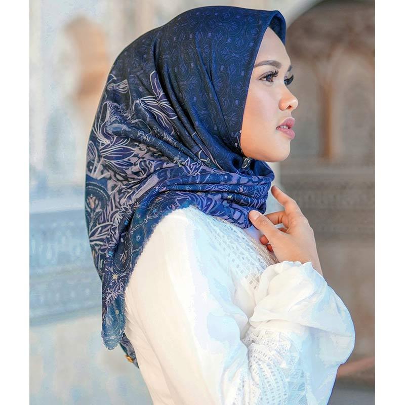 Jual Buttonscarves 745114903037 Maharani Square In Navy Jilbab Segiempat Wanita Murah Mei 2021 Blibli