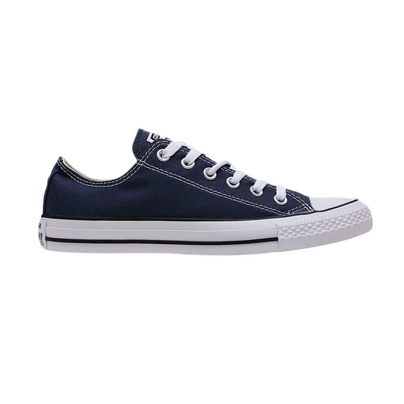 chucks navy low