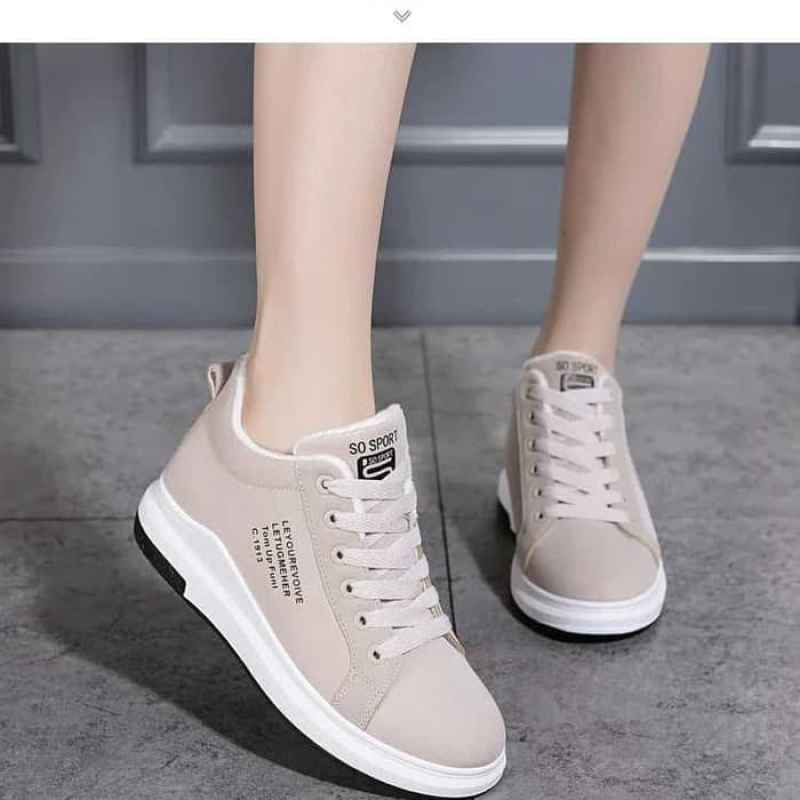 Foto sepatu sneaker clearance