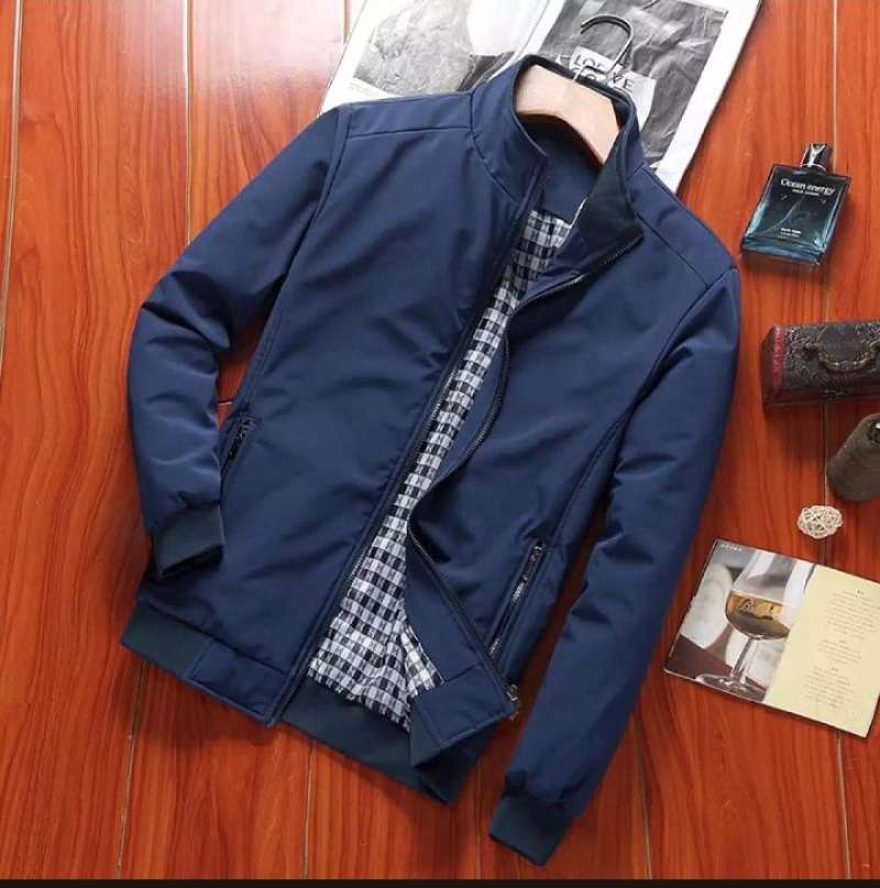 Jaket terbuat dari bahan kain yang bersifat