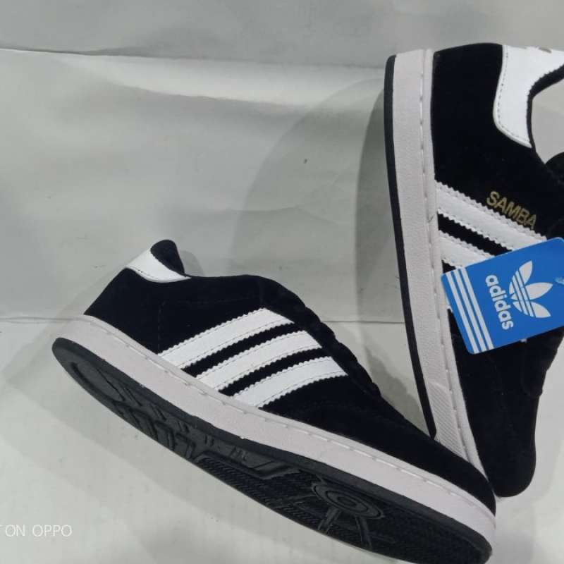 Foto sepatu adidas on sale warna hitam putih