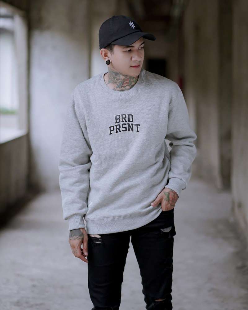 Jual Sweater crewneck pria Brad Present samurai L Abu di Seller