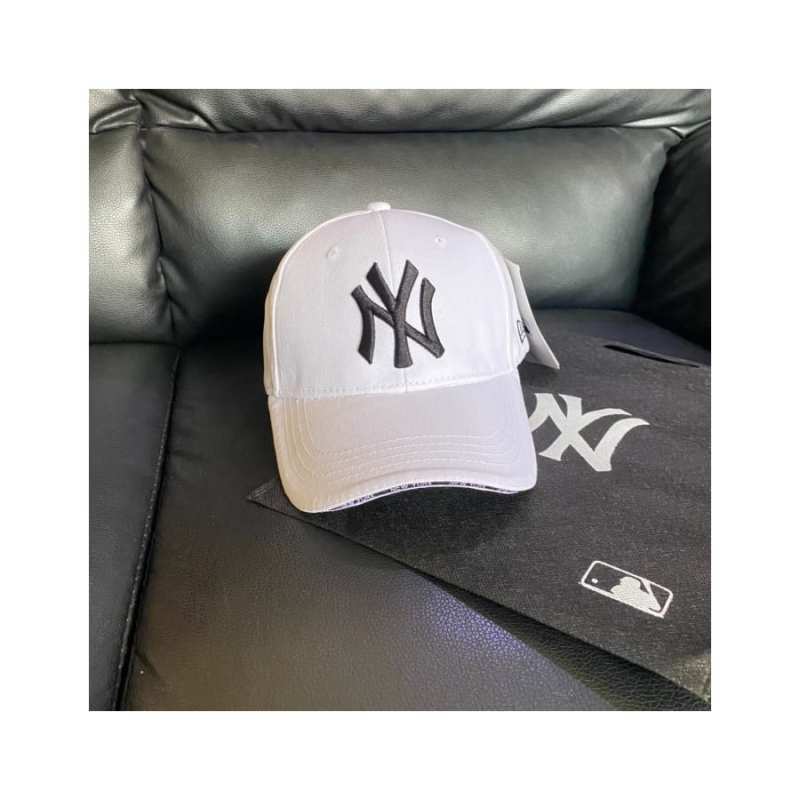 NY CAP WHITE AND BLACK YANKEES 