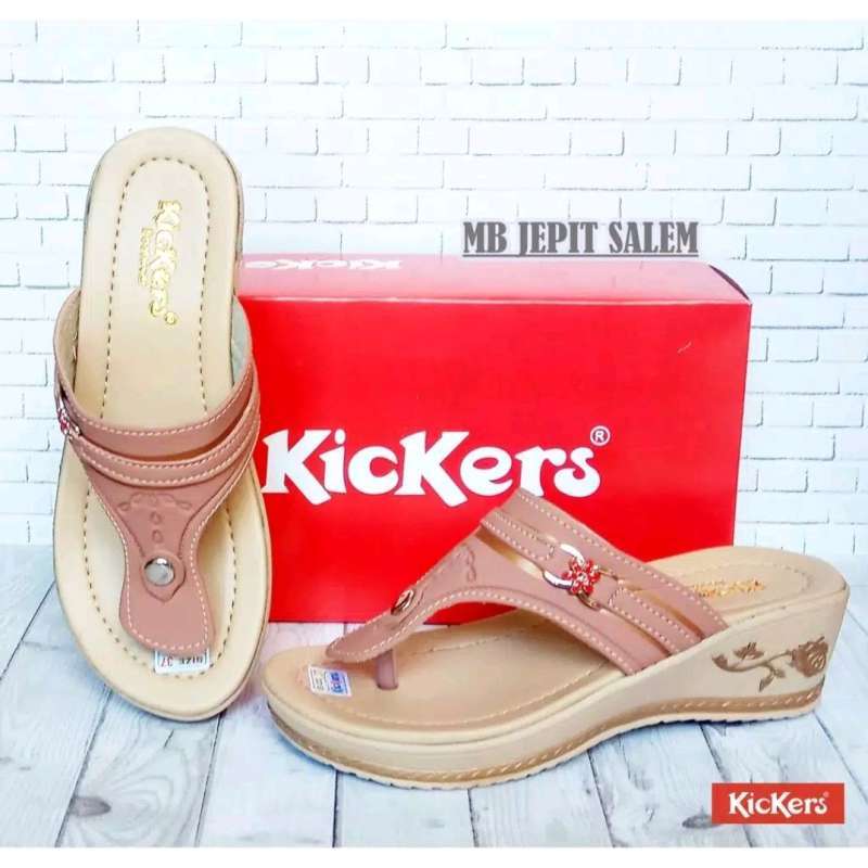 Sandal kicker top