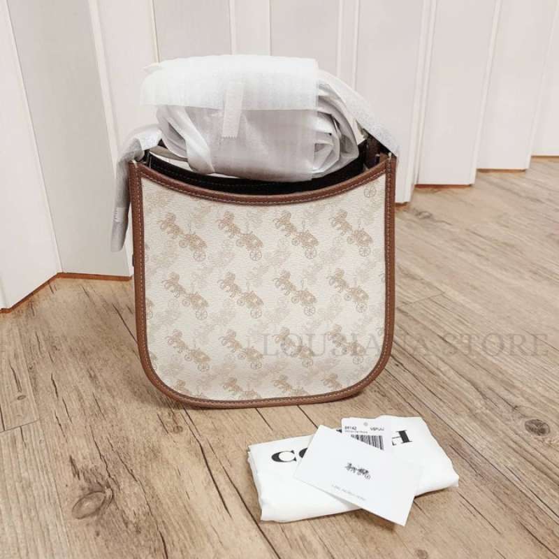 Emery crossbody 21 with on sale horse and carriage print