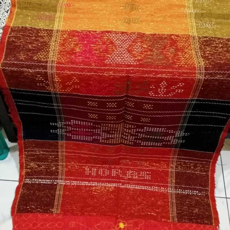 Qiz dugonasining eshagini urgan video