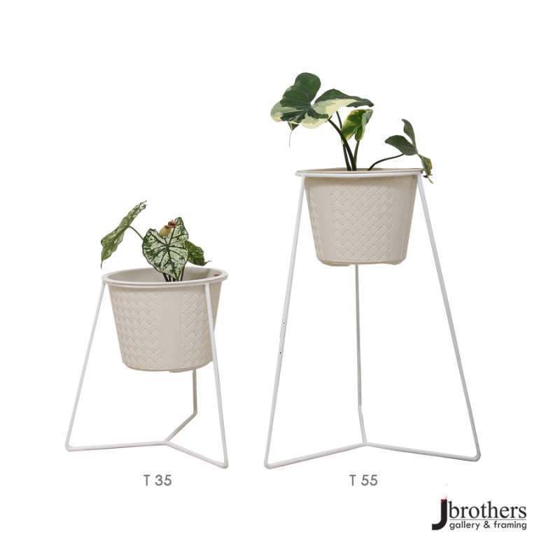 Interior Rumah Cantik Dengan Dudukan Pot Bunga Kreatif