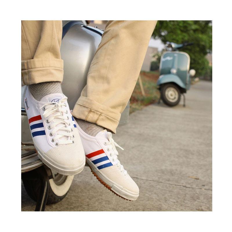 Jual Kodachi Vintage Dragonfly Tiga Garis Sepatu Lari Pria Putih 8111 Online Oktober 2020 Blibli Com
