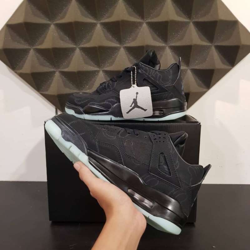 Jual DISKON SEPATU AIR JORDAN 4 KAWS 