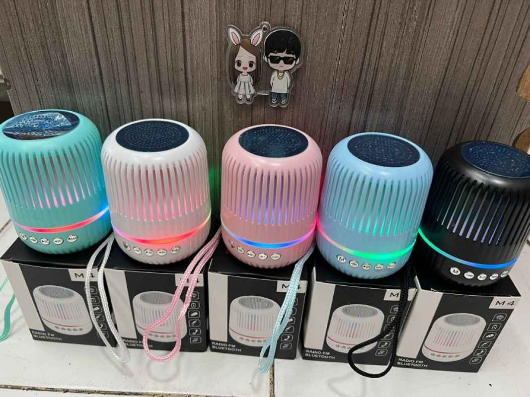 Fleco M4 Speaker Bluetooth Bulat untuk Pengguna Aktif dengan Suara Jernih dan LED Warna-warni, Dimensi 7x7x7 cm, Ideal untuk Hiburan Portabel