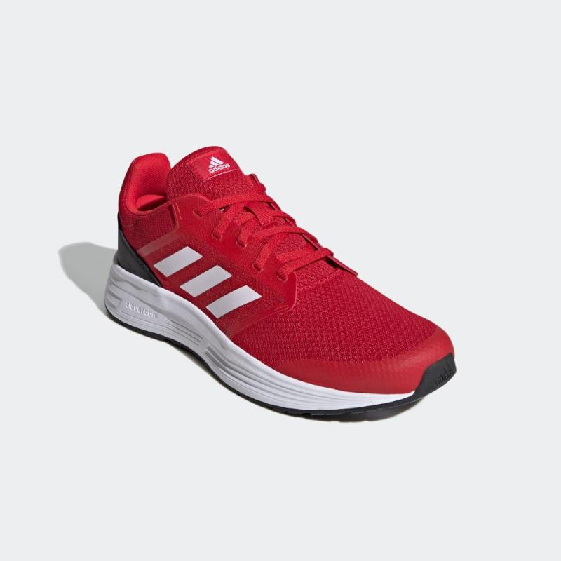Foto sepatu online adidas warna merah