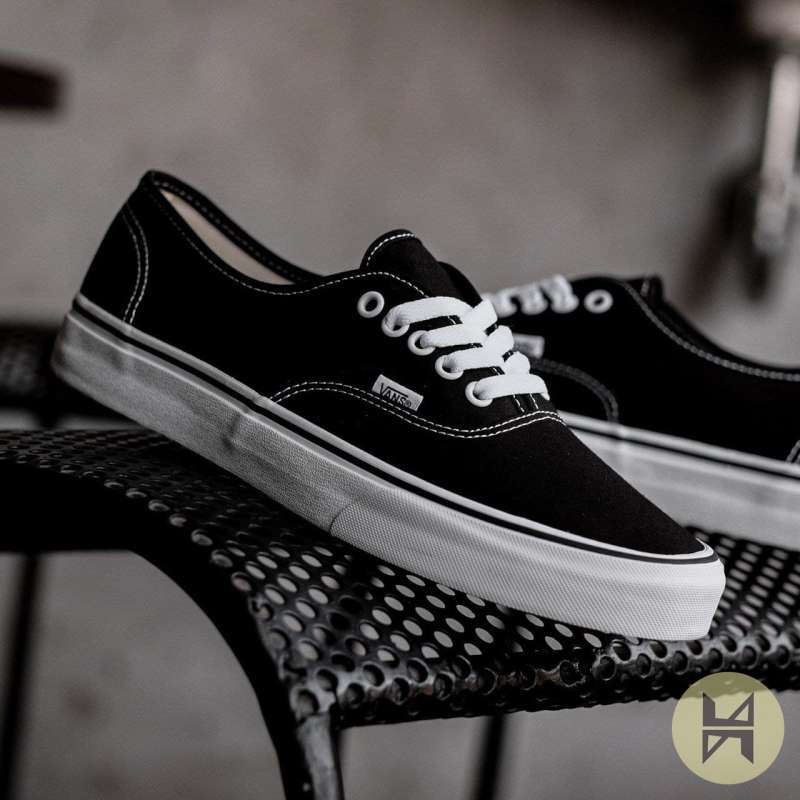 vans authentic black white