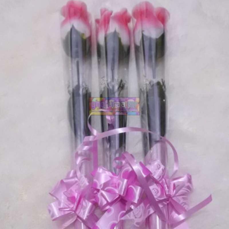 setangkai bunga mawar ungu