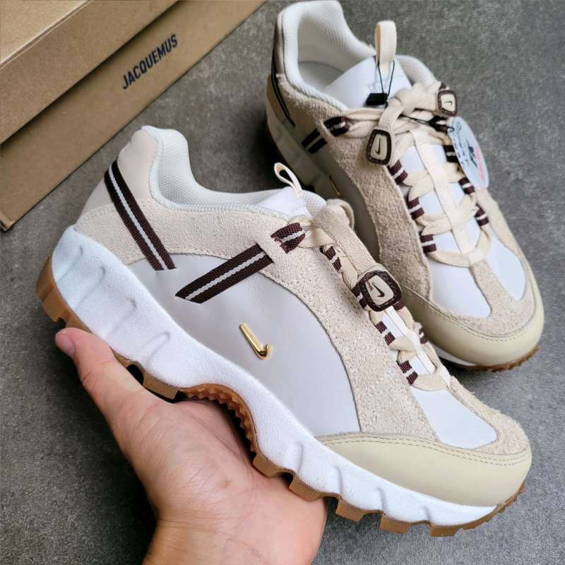 人気コラボ！NIKE x Jacquemus Air Humara LX Light Bone Gold Jacquemus Nike WMNS Air Humara LX Light Bone and Gold DR0420