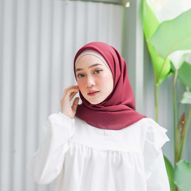 Jual HIJAB BELLA SQUARE MAROON 110 X 110 di Seller Felanyhijab