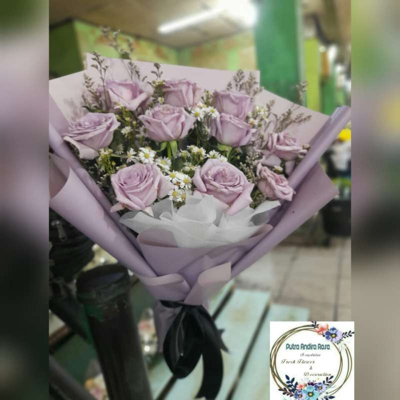 rangkaian bunga mawar ungu