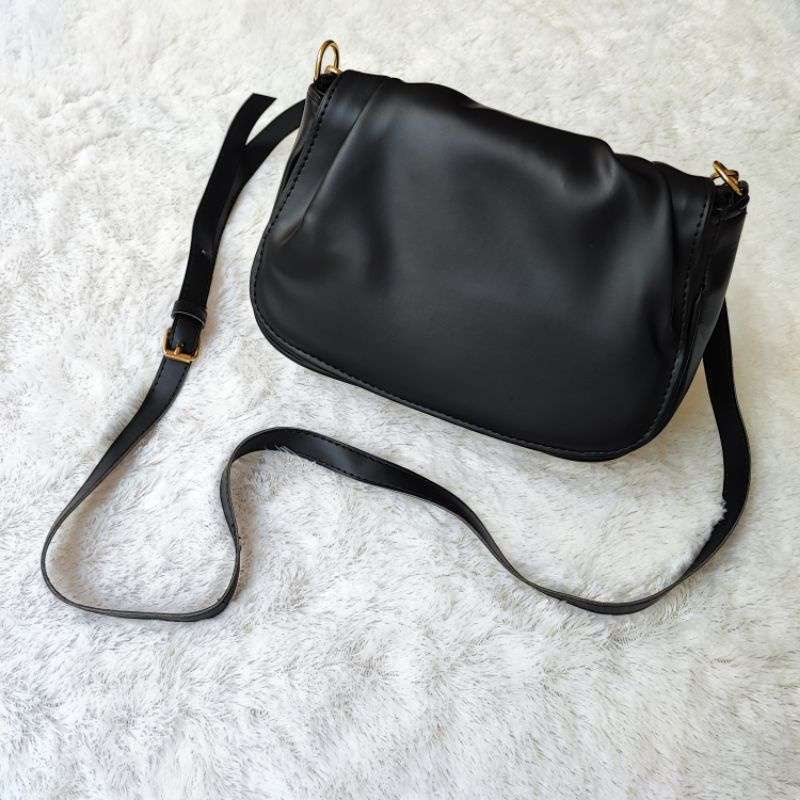 Sling bag wanita simple 2025