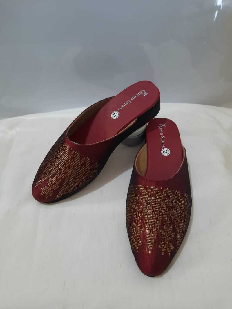 Jual Queen Shoes Sepatu Sendal Kain Songket Asli Sumatera Warna Merah Motif Benag Emas Wanita Online Oktober 2020 Blibli Com