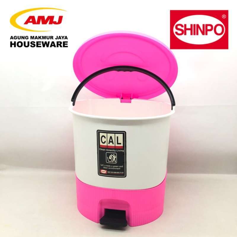 Ayol chalqancha yotadi, oyoqlari yoyilgan. 720HD seks partiyasi porno videolari